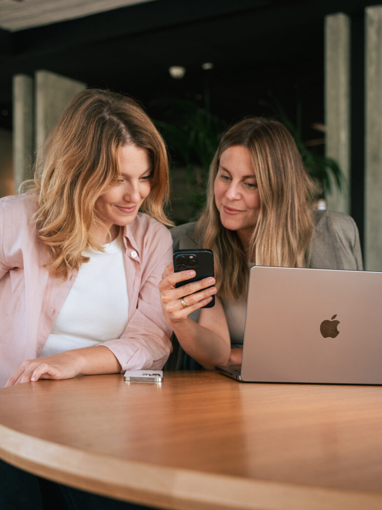 Chiara De Mattia e Tanja Lanza di Natural Digital Creatives mentre offrono consulenza su servizi personalizzati di digital marketing e branding sostenibile per aziende e professionisti del turismo e del wellness.