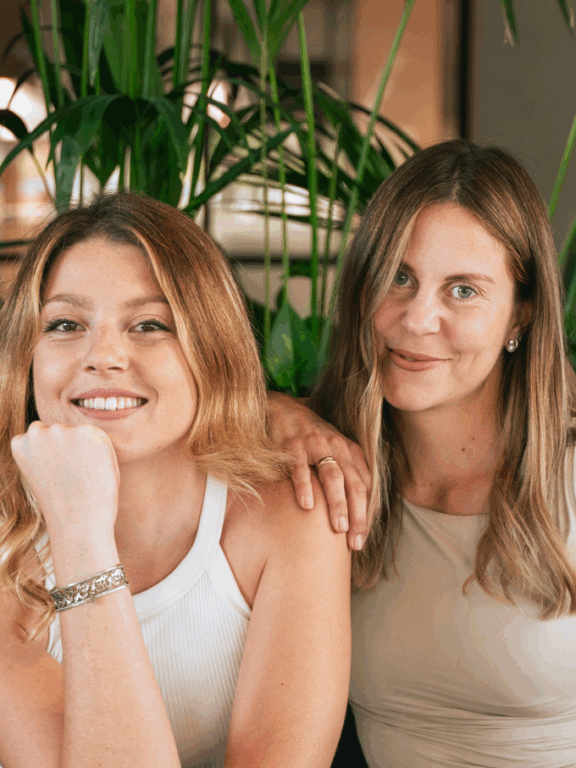 Chiara De Mattia e Tanja Lanza, fondatrici di Natural Digital Creatives, studio collaborativo di digital marketing e branding autentico in Italia, che accompagna aziende e professionisti del turismo e del wellness.